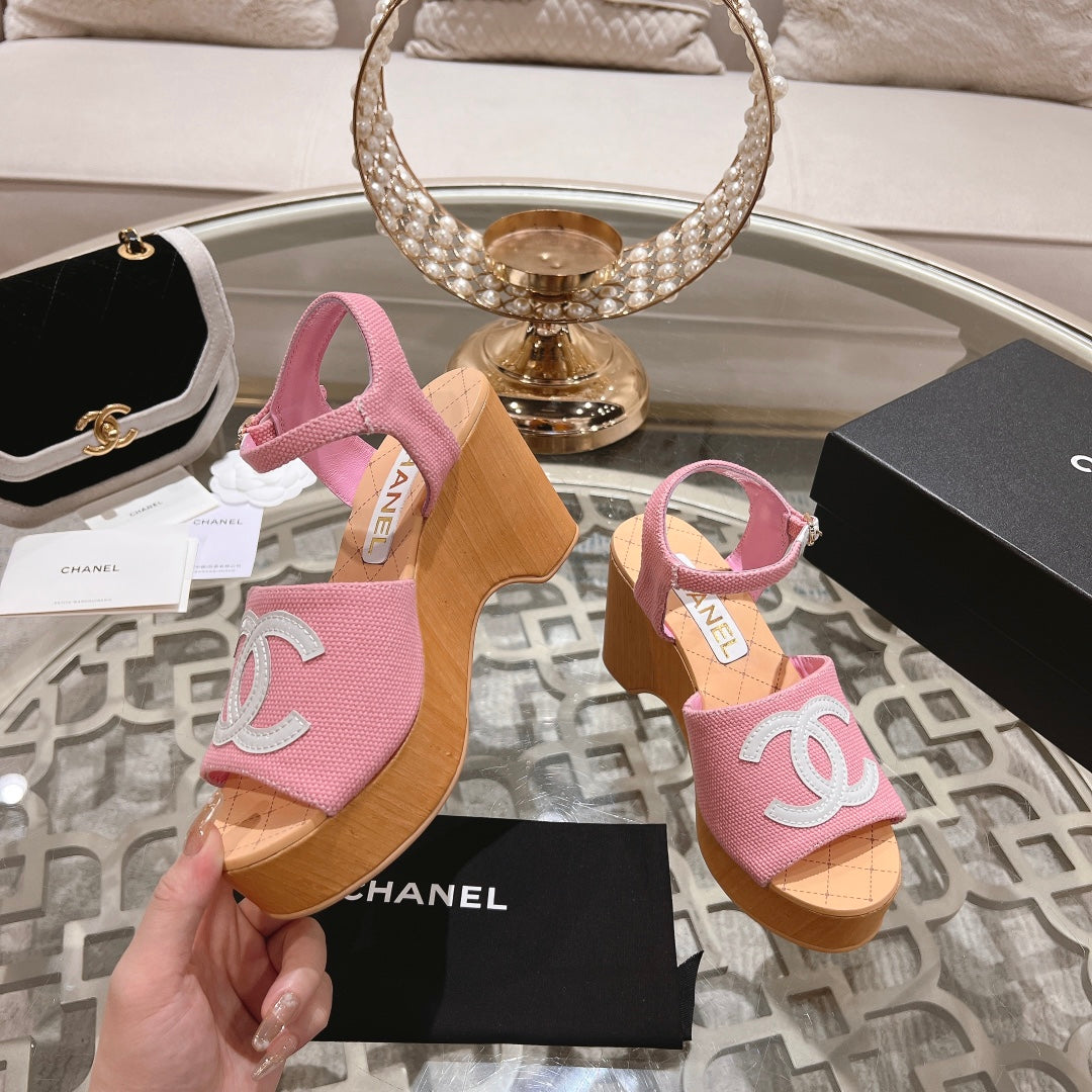 WEDGE SANDALS IN LIGHT PINK LAMBSKIN WITH LOGO - 34