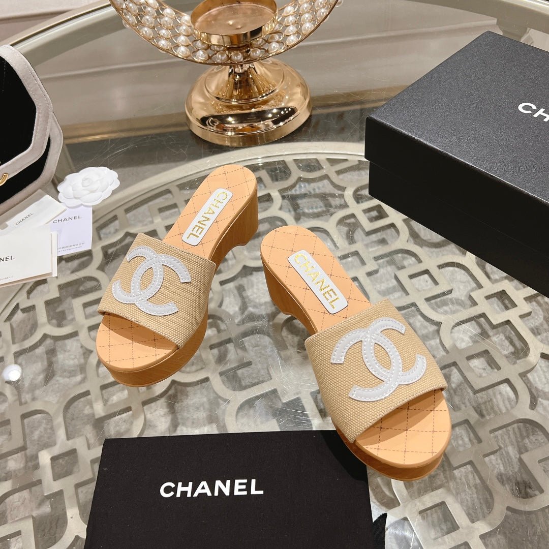 WEDGE PLATFORM IN BEIGE CREAM LAMBSKIN WITH WHITE LOGO - 34