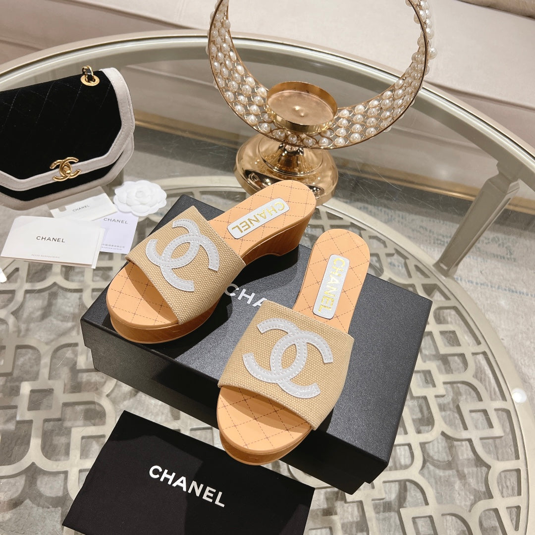 WEDGE PLATFORM IN BEIGE CREAM LAMBSKIN WITH WHITE LOGO - 34