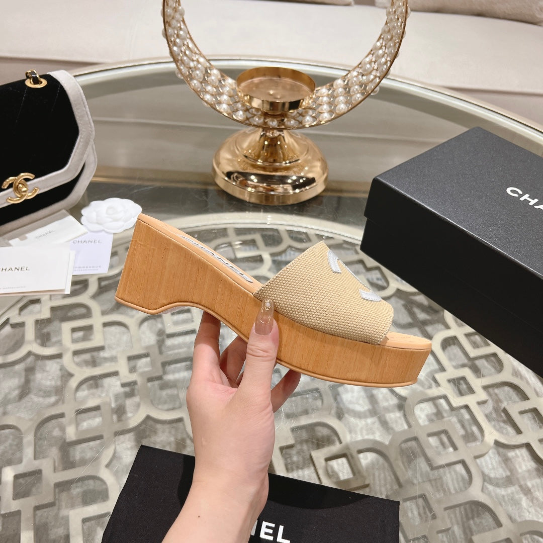 WEDGE PLATFORM IN BEIGE CREAM LAMBSKIN WITH WHITE LOGO - 34