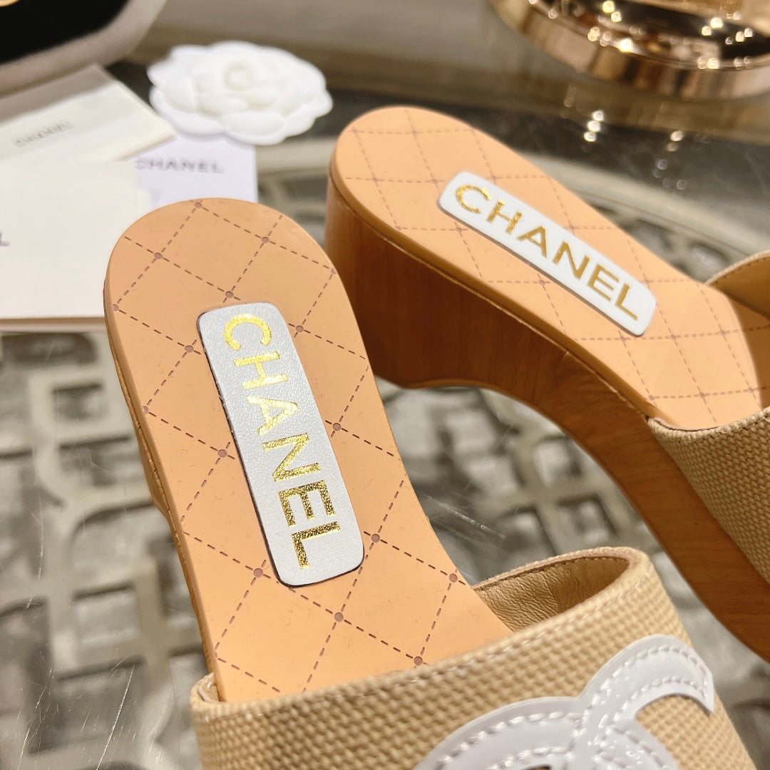 WEDGE PLATFORM IN BEIGE CREAM LAMBSKIN WITH WHITE LOGO - 34