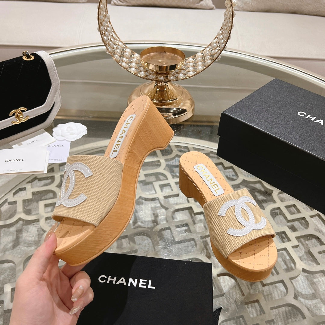 WEDGE PLATFORM IN BEIGE CREAM LAMBSKIN WITH WHITE LOGO - 34
