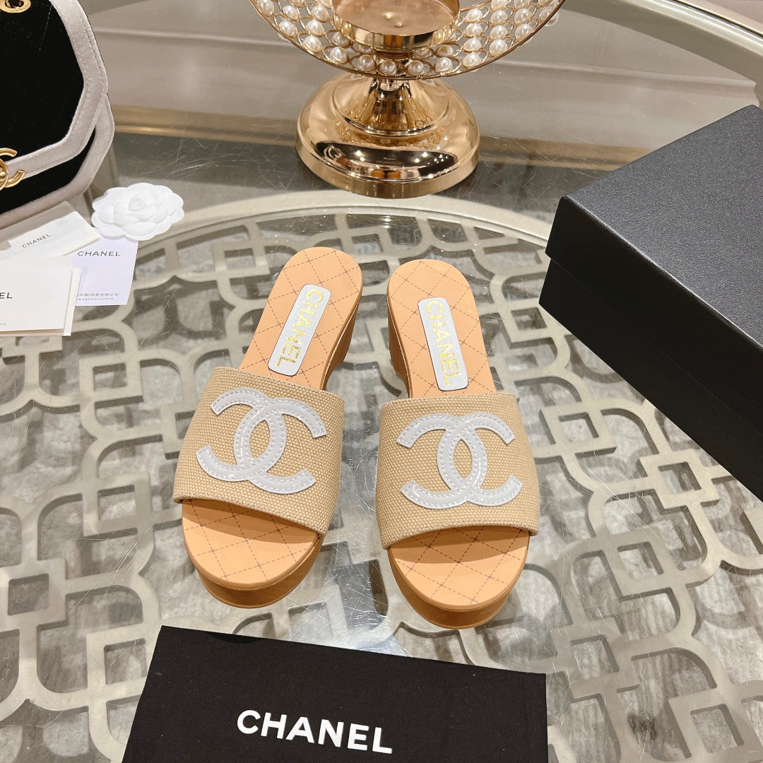 WEDGE PLATFORM IN BEIGE CREAM LAMBSKIN WITH WHITE LOGO - 34