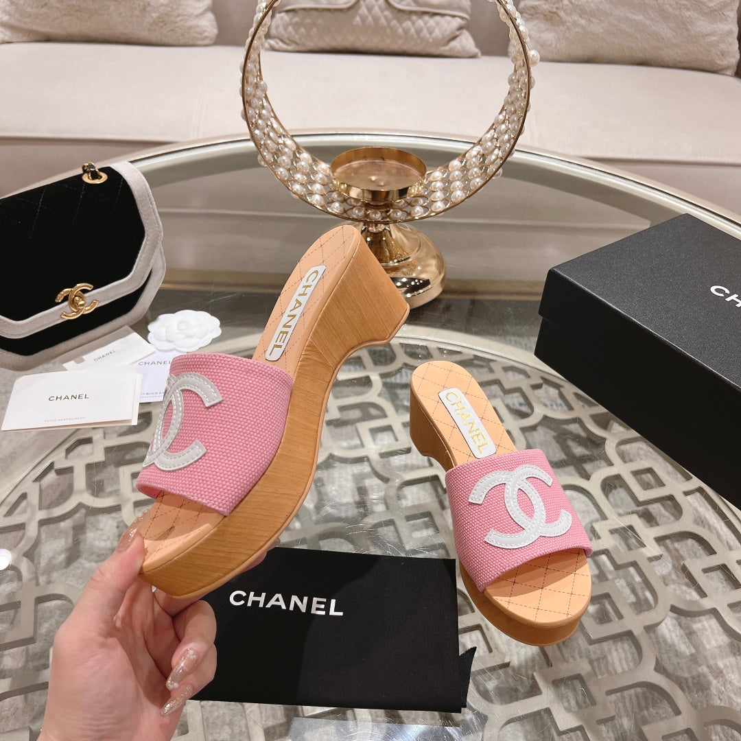 WEDGE PLATFORM IN LIGHT PINK LAMBSKIN WITH WHITE LOGO - 34