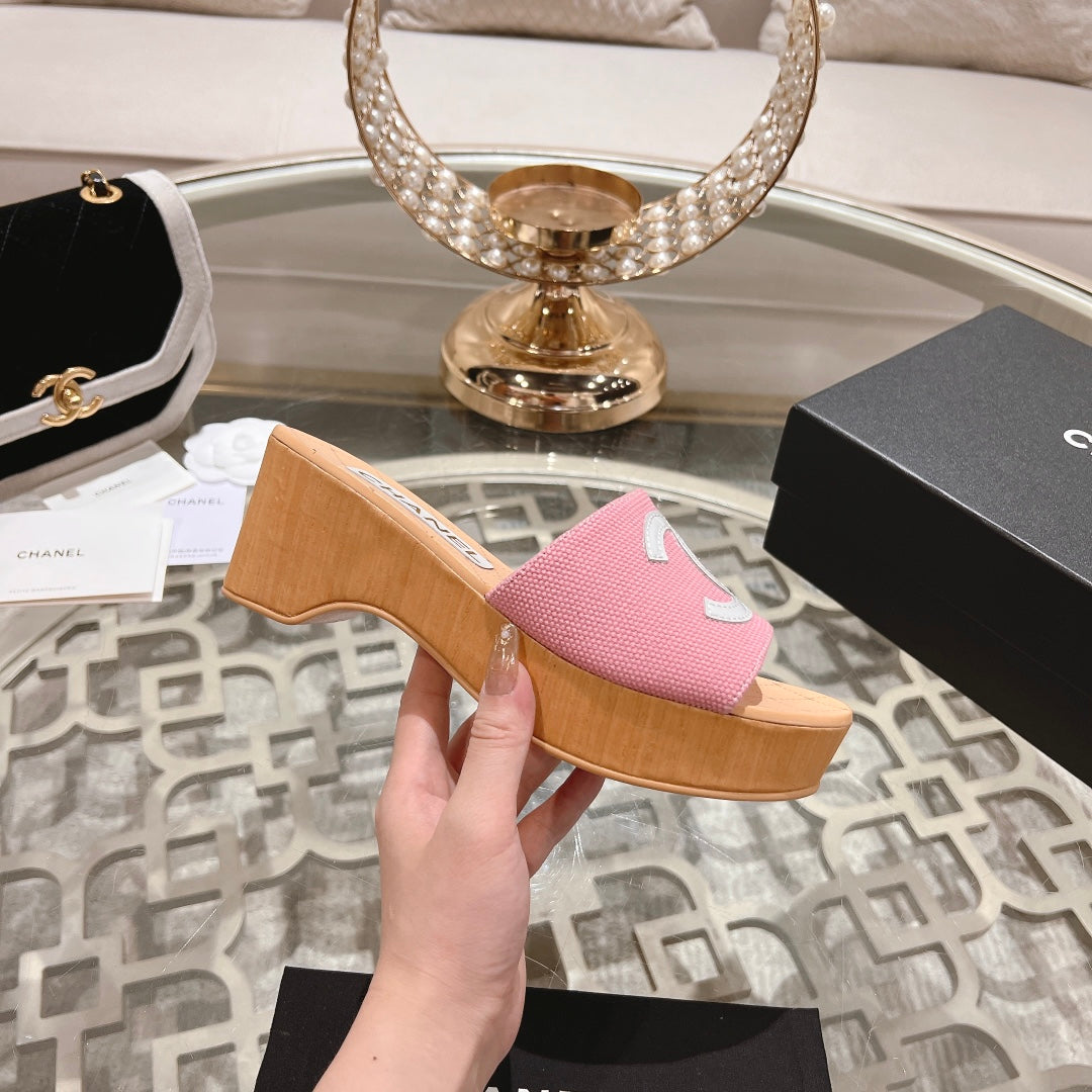 WEDGE PLATFORM IN LIGHT PINK LAMBSKIN WITH WHITE LOGO - 34