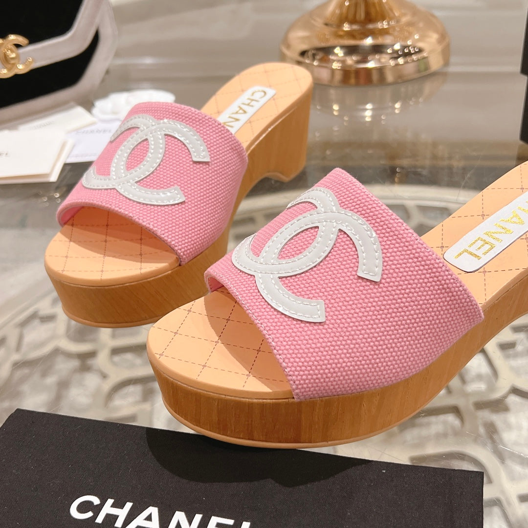 WEDGE PLATFORM IN LIGHT PINK LAMBSKIN WITH WHITE LOGO - 34