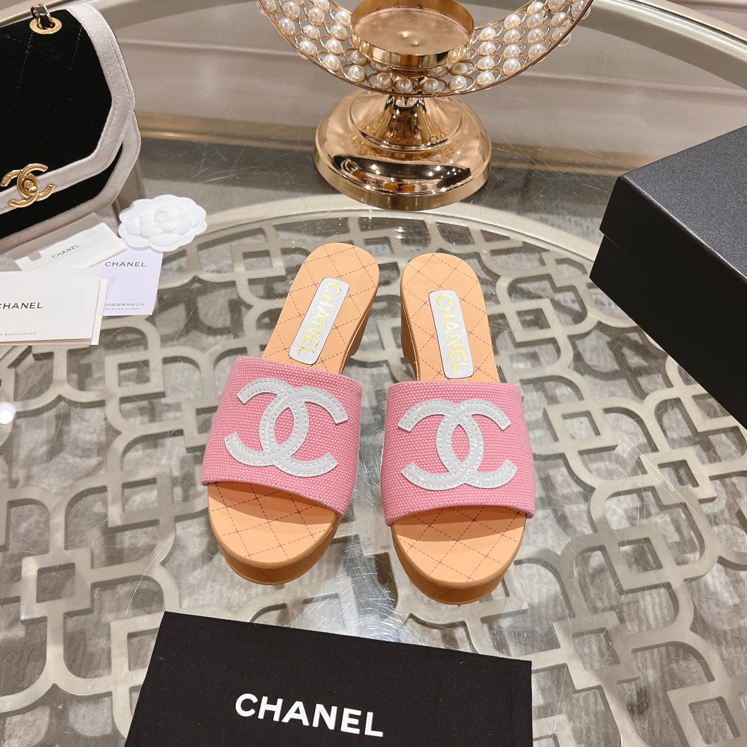 WEDGE PLATFORM IN LIGHT PINK LAMBSKIN WITH WHITE LOGO - 34