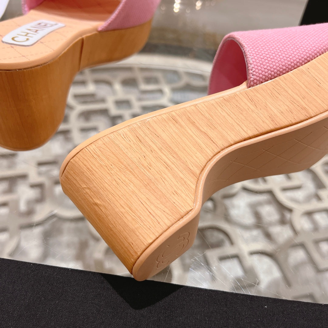 WEDGE PLATFORM IN LIGHT PINK LAMBSKIN WITH WHITE LOGO - 34