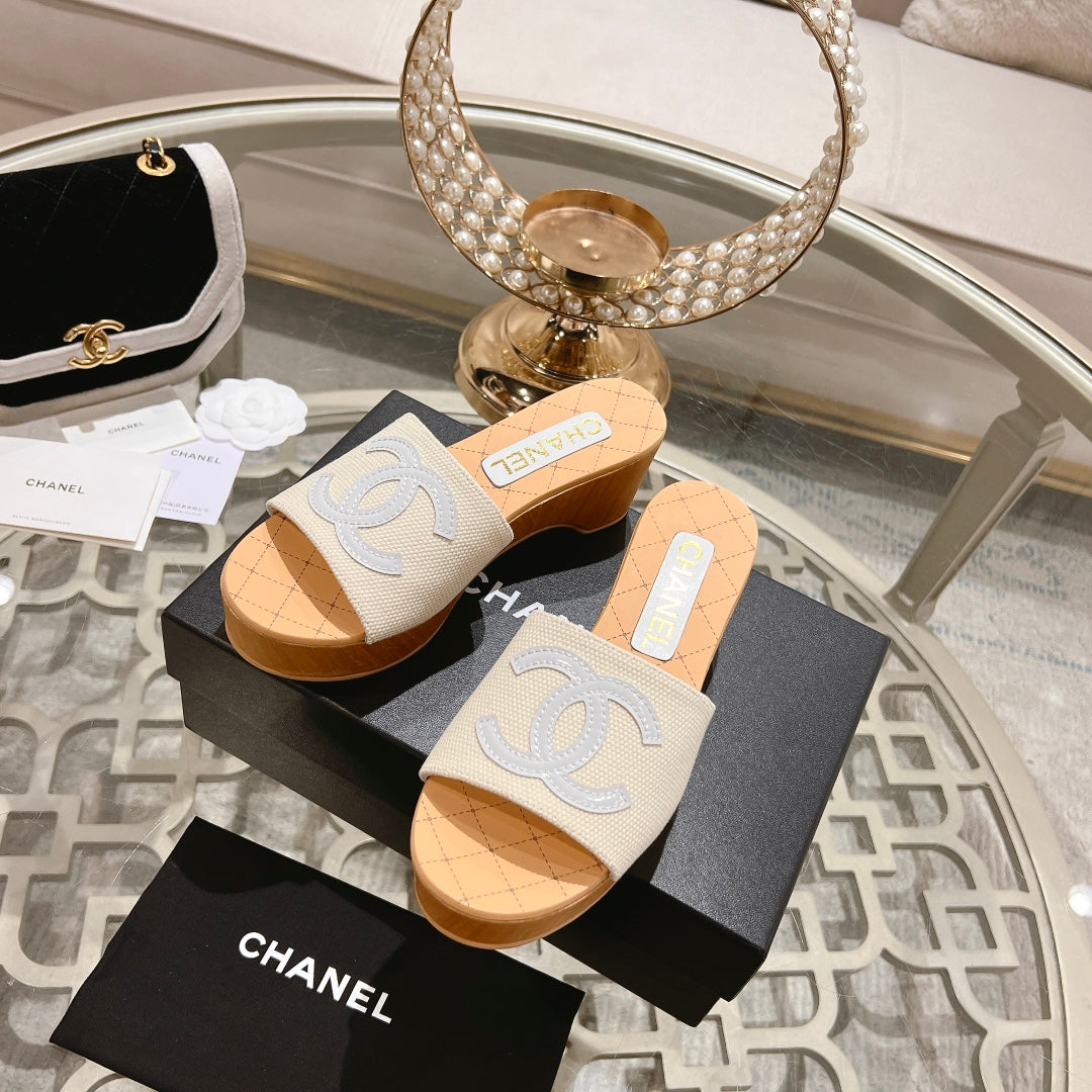 WEDGE PLATFORM IN WHITE LAMBSKIN WITH LOGO - 34