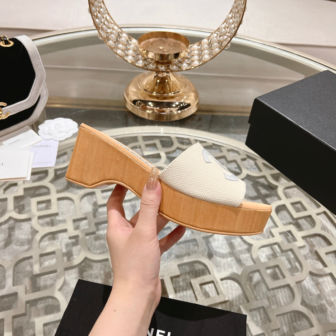 WEDGE PLATFORM IN WHITE LAMBSKIN WITH LOGO - 34