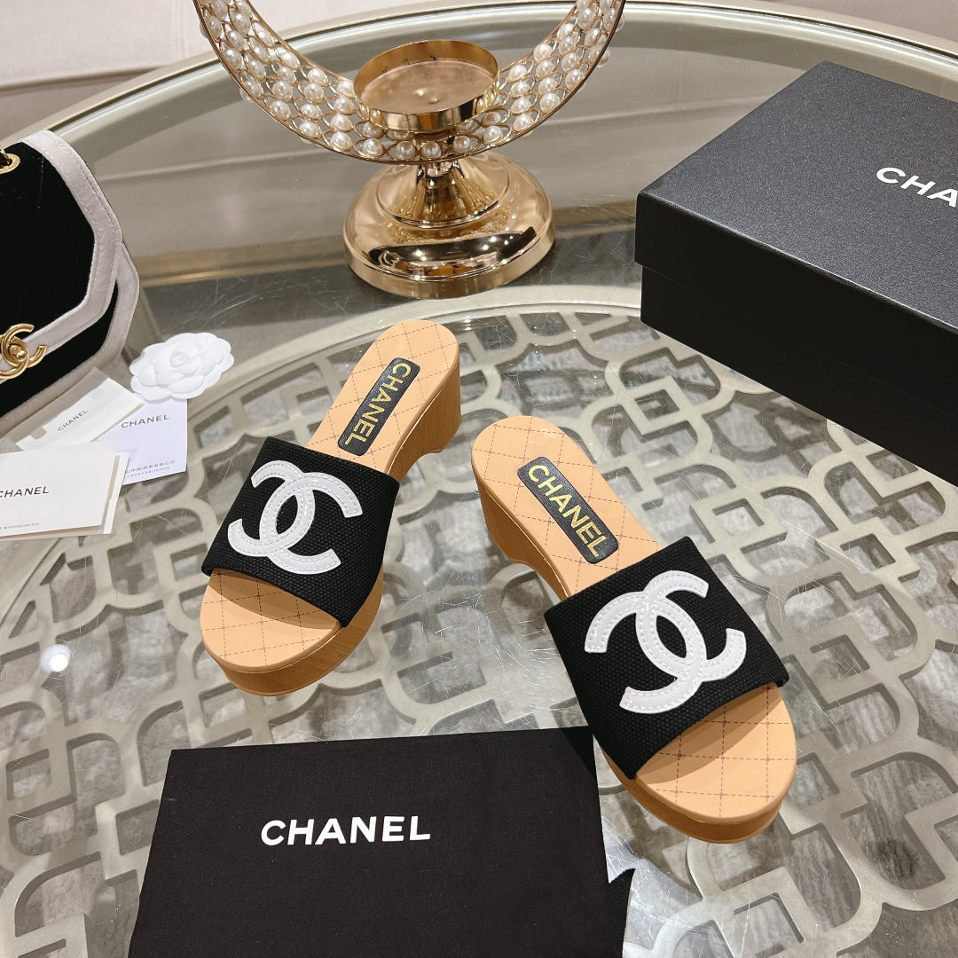 WEDGE PLATFORM IN BLACK LAMBSKIN WITH WHITE LOGO - 34
