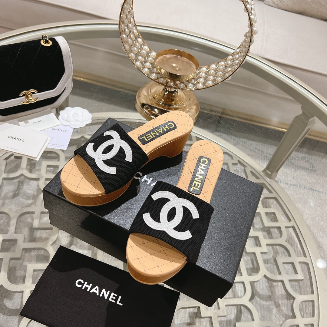WEDGE PLATFORM IN BLACK LAMBSKIN WITH WHITE LOGO - 34
