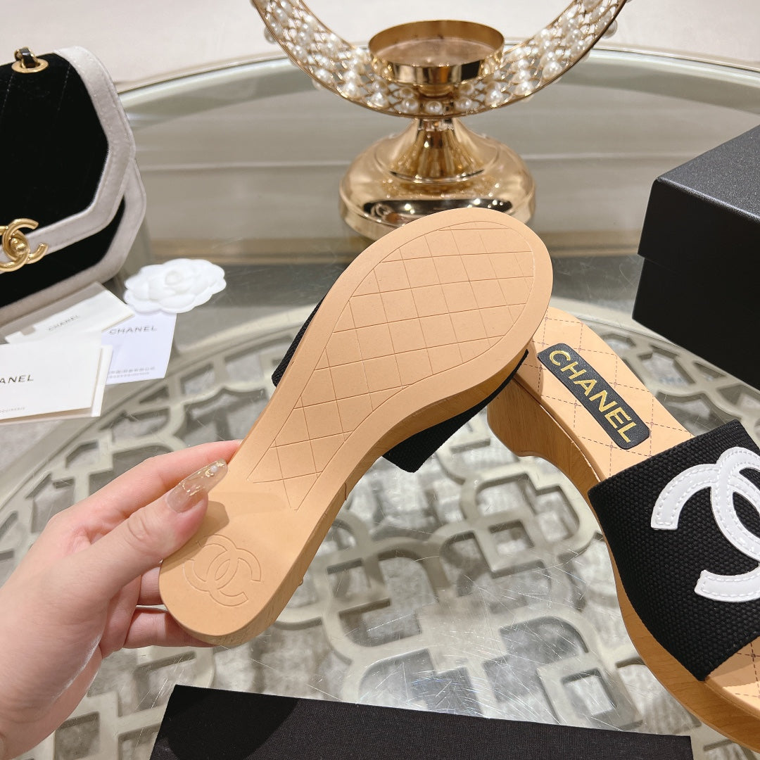 WEDGE PLATFORM IN BLACK LAMBSKIN WITH WHITE LOGO - 34