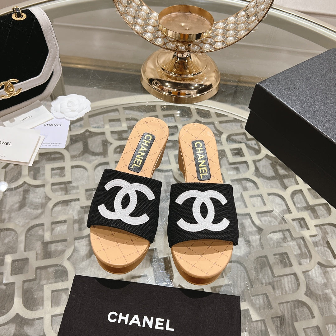 WEDGE PLATFORM IN BLACK LAMBSKIN WITH WHITE LOGO - 34