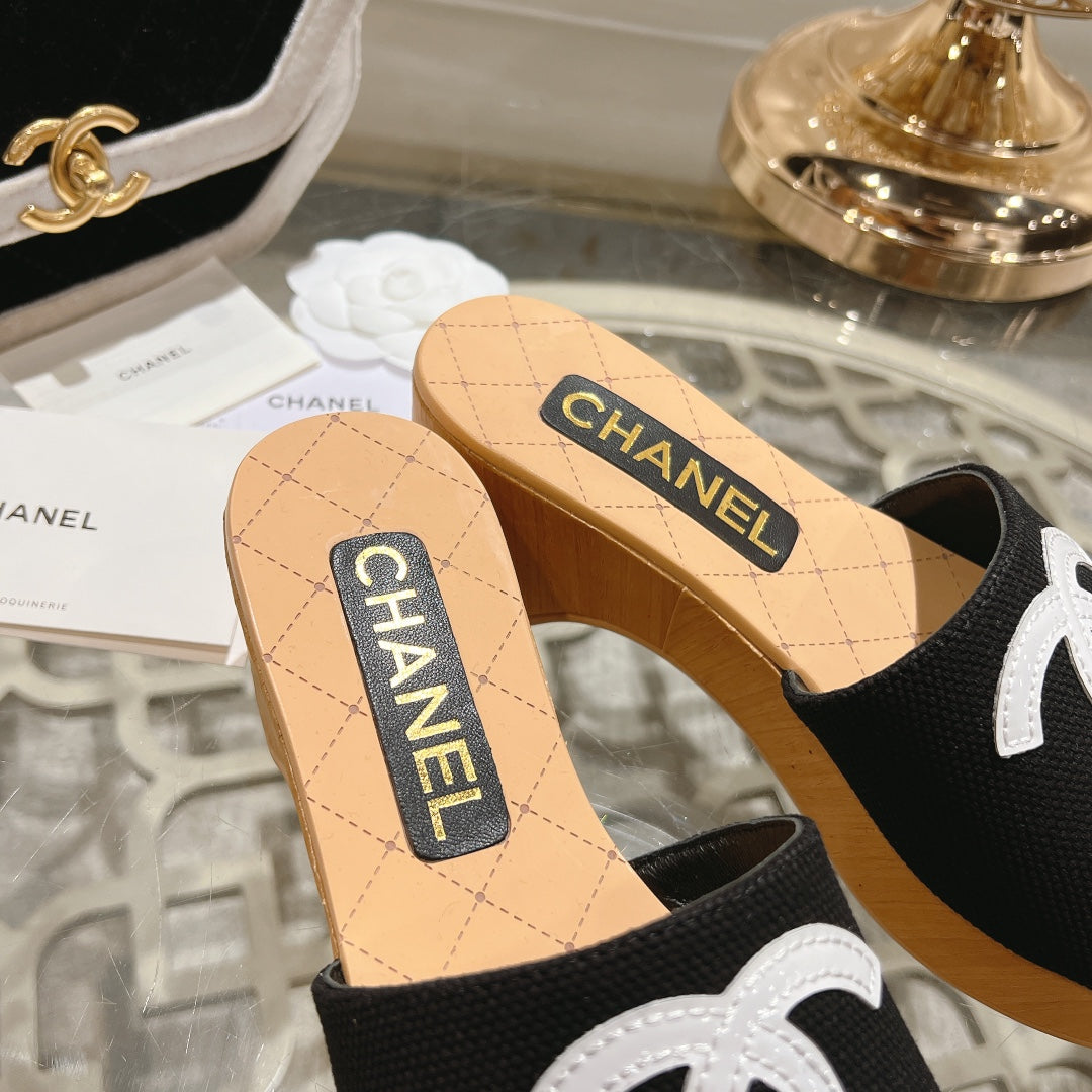 WEDGE PLATFORM IN BLACK LAMBSKIN WITH WHITE LOGO - 34
