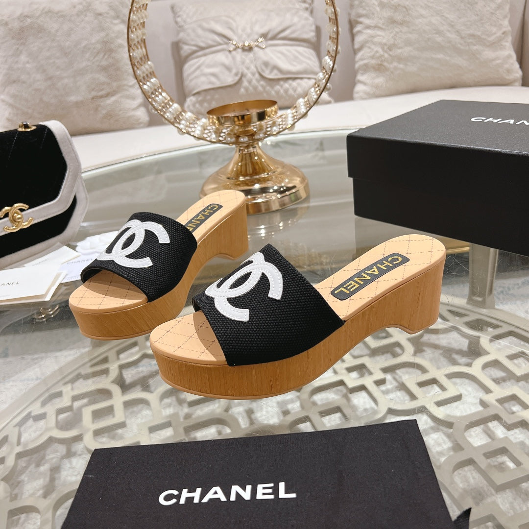 WEDGE PLATFORM IN BLACK LAMBSKIN WITH WHITE LOGO - 34