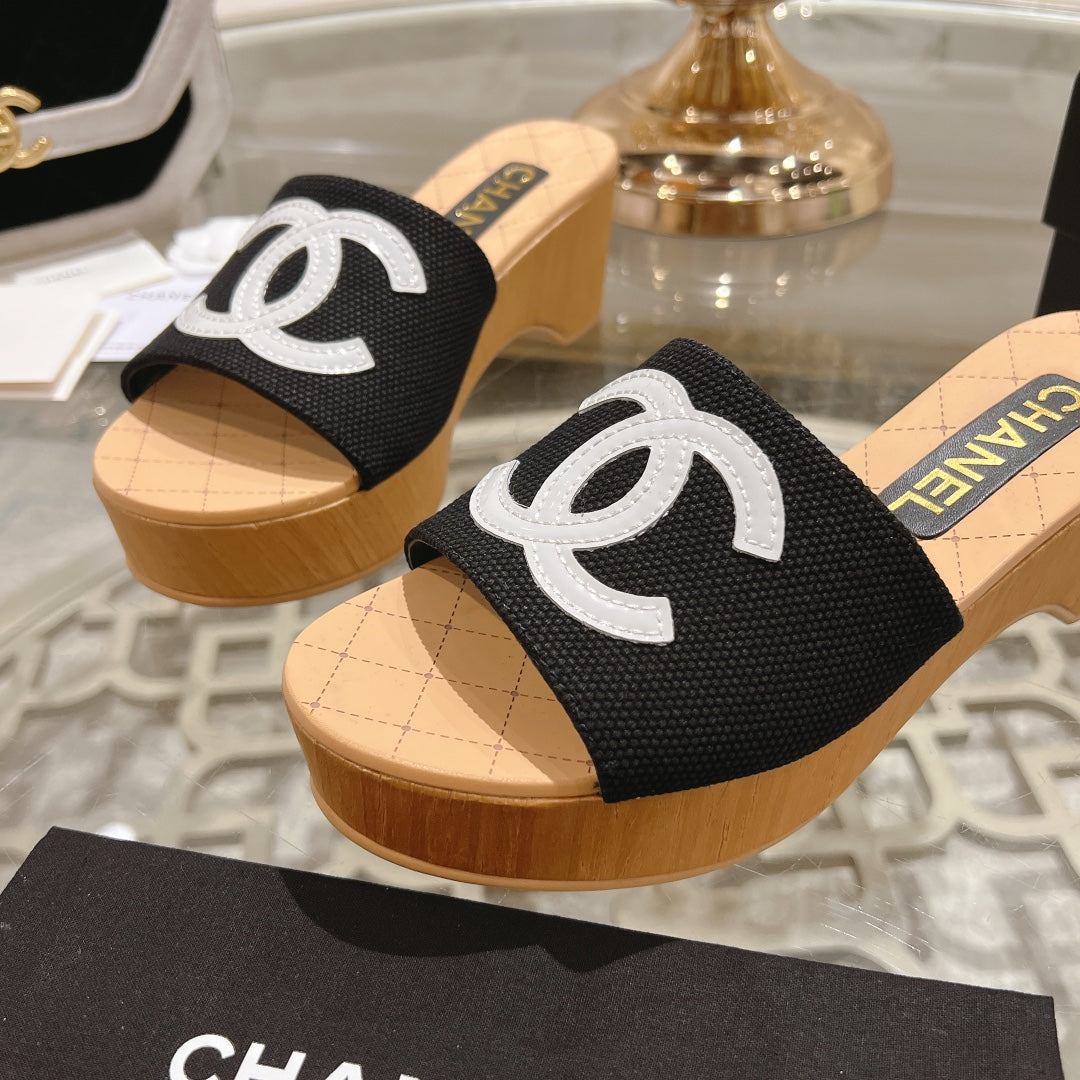 WEDGE PLATFORM IN BLACK LAMBSKIN WITH WHITE LOGO - 34