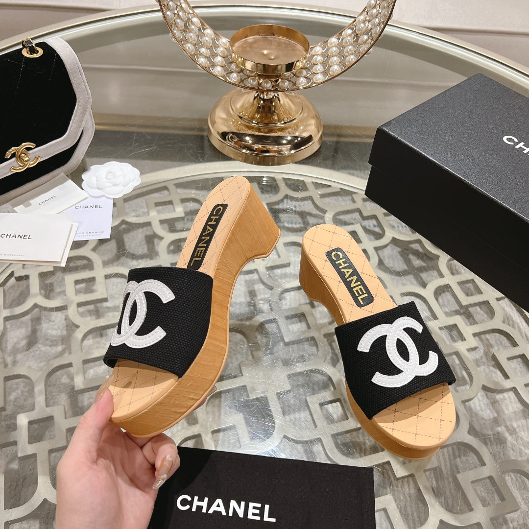 WEDGE PLATFORM IN BLACK LAMBSKIN WITH WHITE LOGO - 34