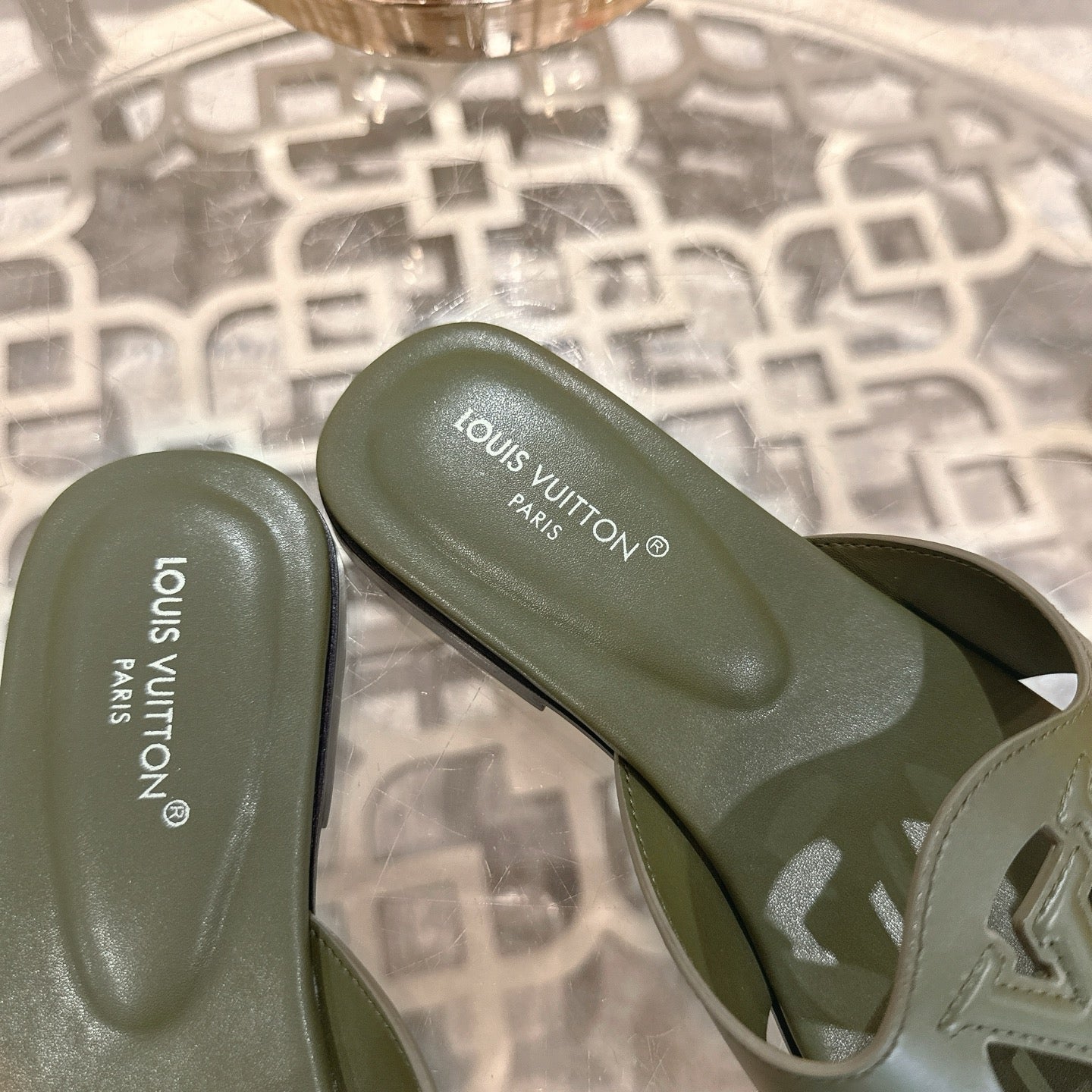 ISOLA FLAT SLIDE IN ARMY GREEN CALFSKIN - 35