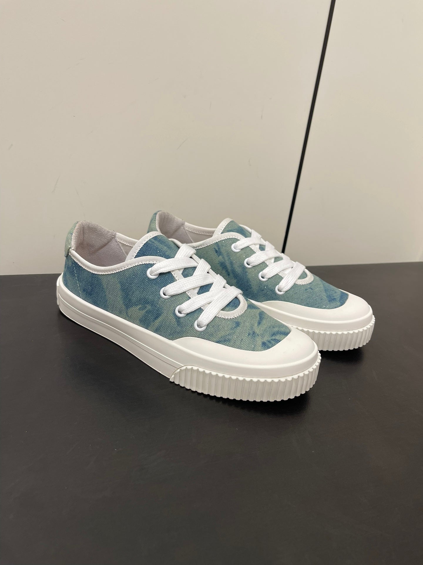 LP CLASSIC BISCUIT SNEAKER SAPPHIRE CALFSKIN - 35