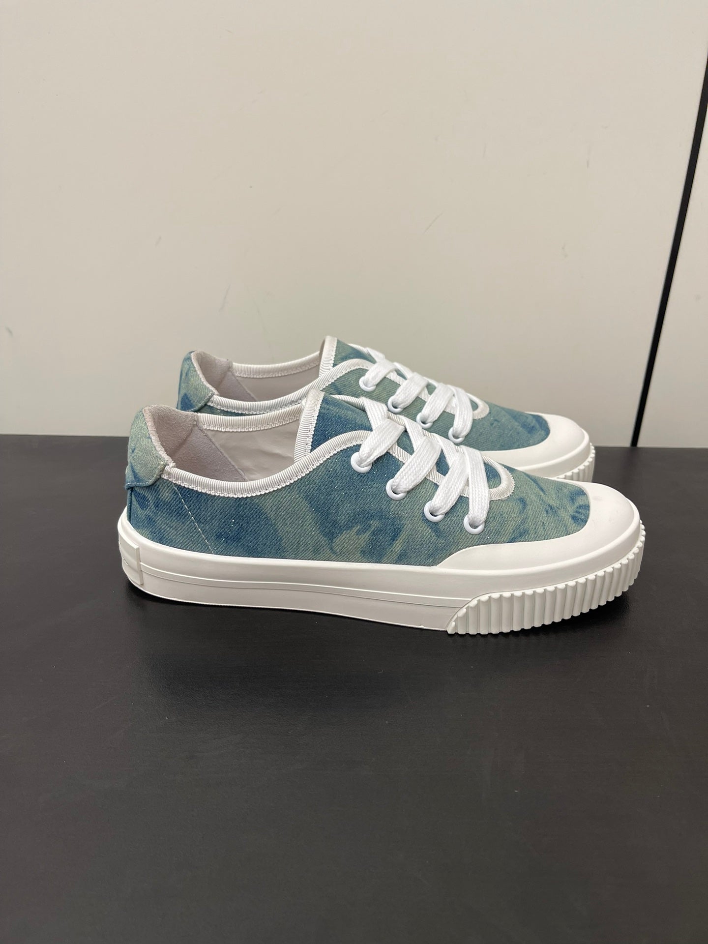 LP CLASSIC BISCUIT SNEAKER SAPPHIRE CALFSKIN - 35