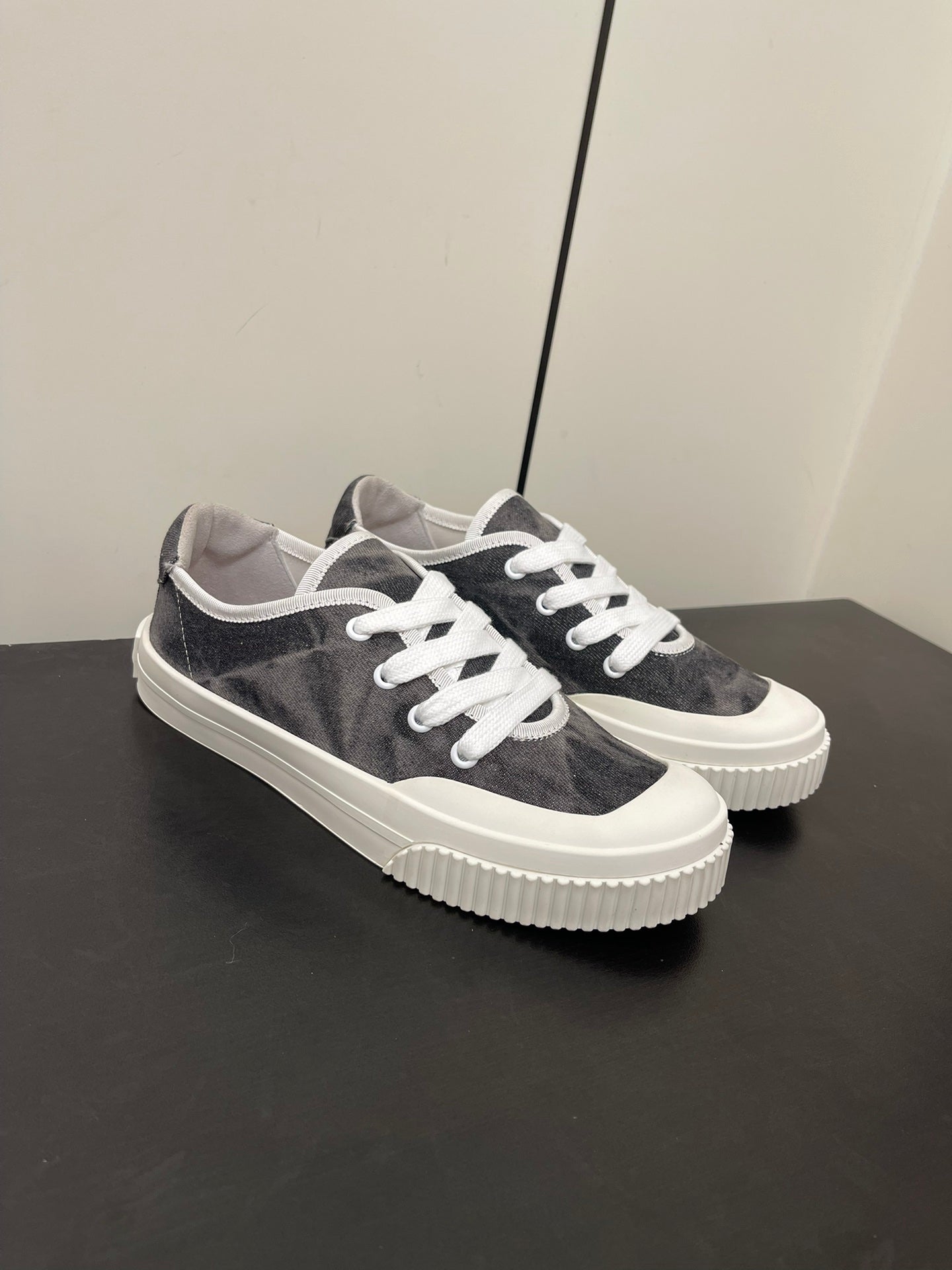 LP CLASSIC BISCUIT SNEAKER CHARCOAL CALFSKIN - 35