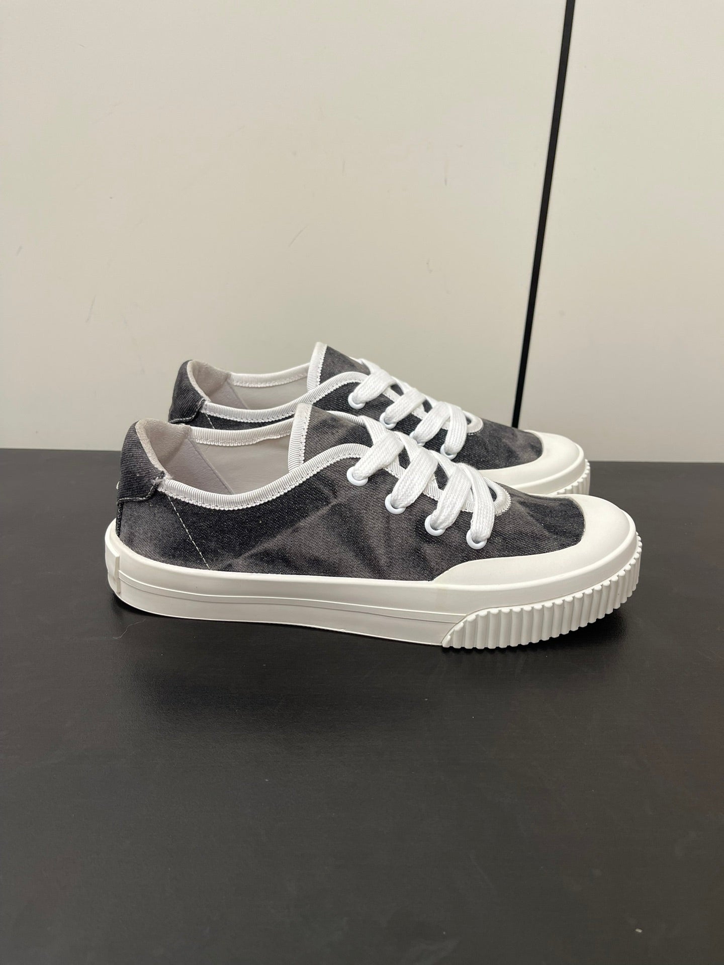 LP CLASSIC BISCUIT SNEAKER CHARCOAL CALFSKIN - 35