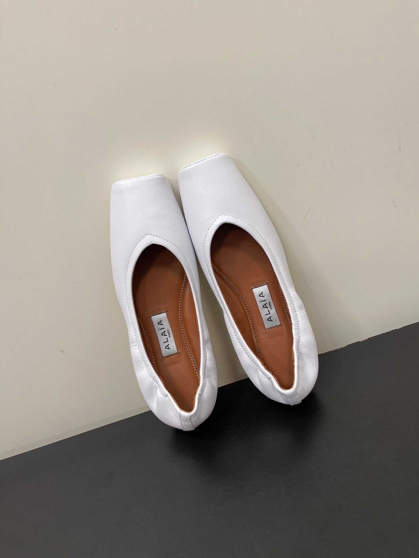 ALAIA BALLET FLATS IN WHITE SMOOTH CALFSKIN - 35