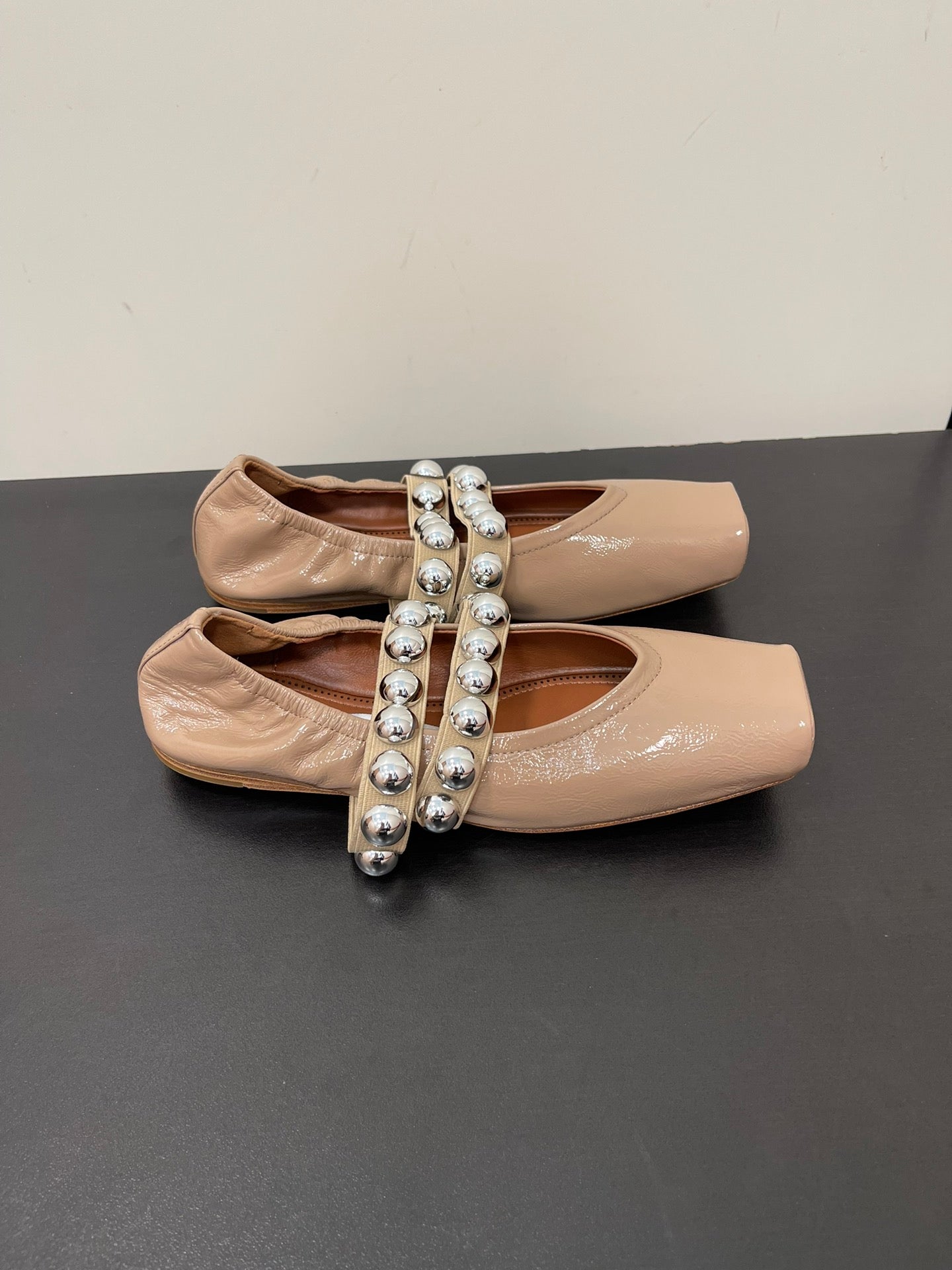 ALAIA BALLET FLATS IN ALMOND BEIGE GLOSSY CALFSKIN WITH SILVER HARDWARE - 35