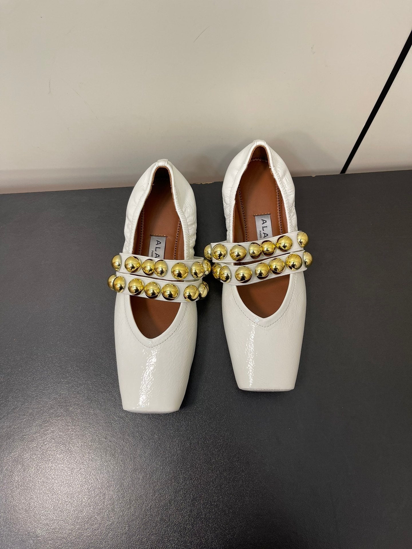 ALAIA BALLET FLATS IN WHITE GLOSSY CALFSKIN WITH GOLD HARDWARE - 35