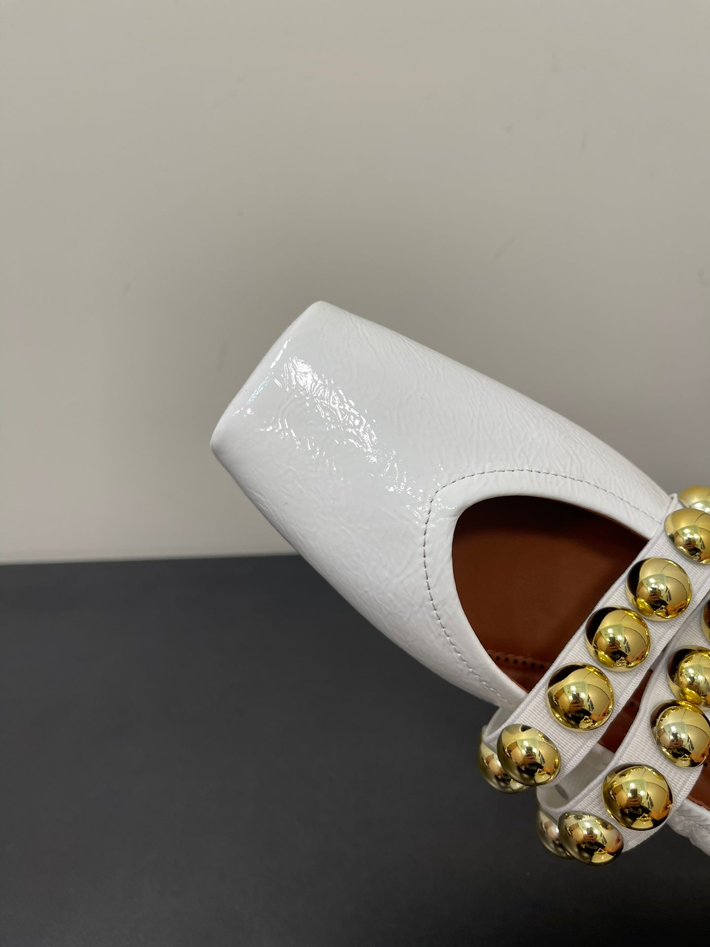 ALAIA BALLET FLATS IN WHITE GLOSSY CALFSKIN WITH GOLD HARDWARE - 35