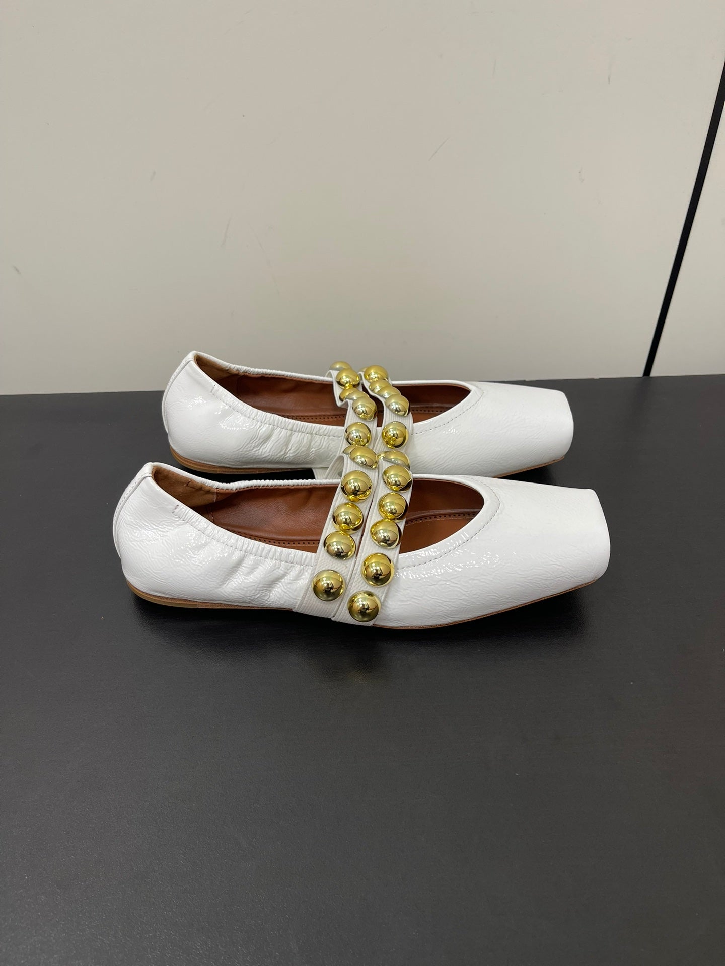 ALAIA BALLET FLATS IN WHITE GLOSSY CALFSKIN WITH GOLD HARDWARE - 35