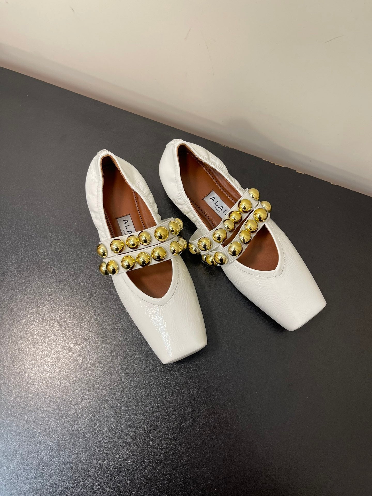 ALAIA BALLET FLATS IN WHITE GLOSSY CALFSKIN WITH GOLD HARDWARE - 35