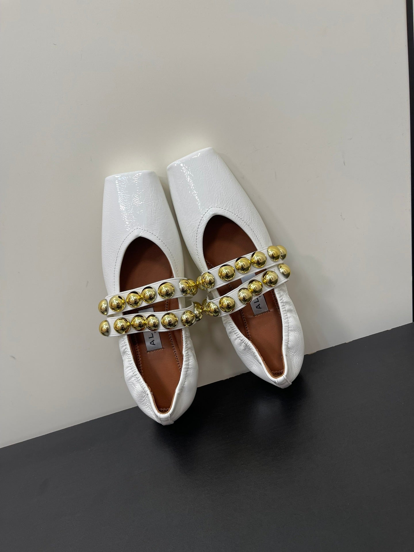 ALAIA BALLET FLATS IN WHITE GLOSSY CALFSKIN WITH GOLD HARDWARE - 35