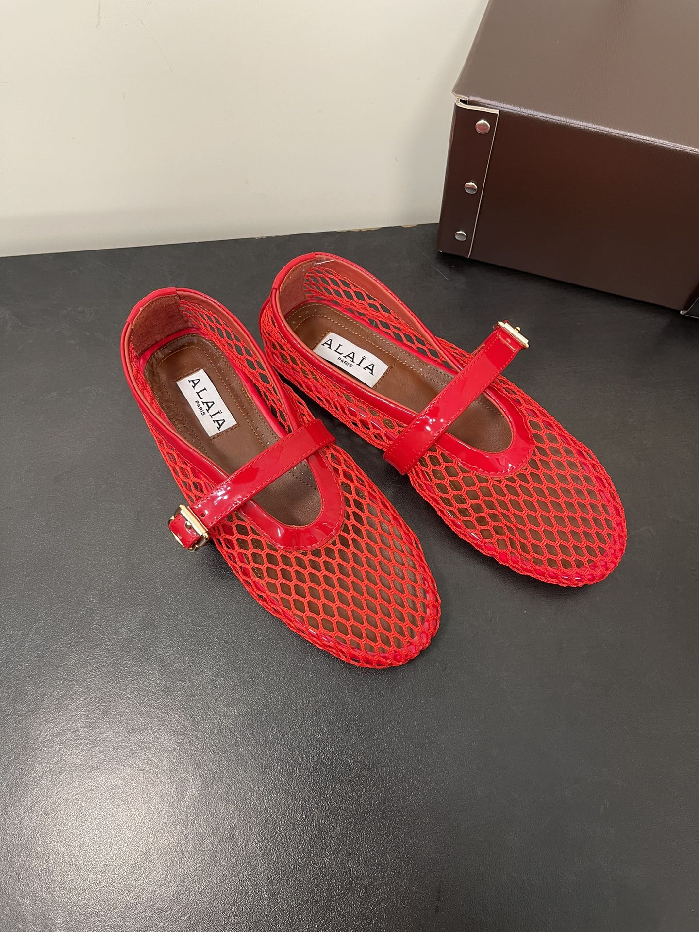 ALAIA BALLET FLATS IN CHERRY RED MESH FISHNET - 35