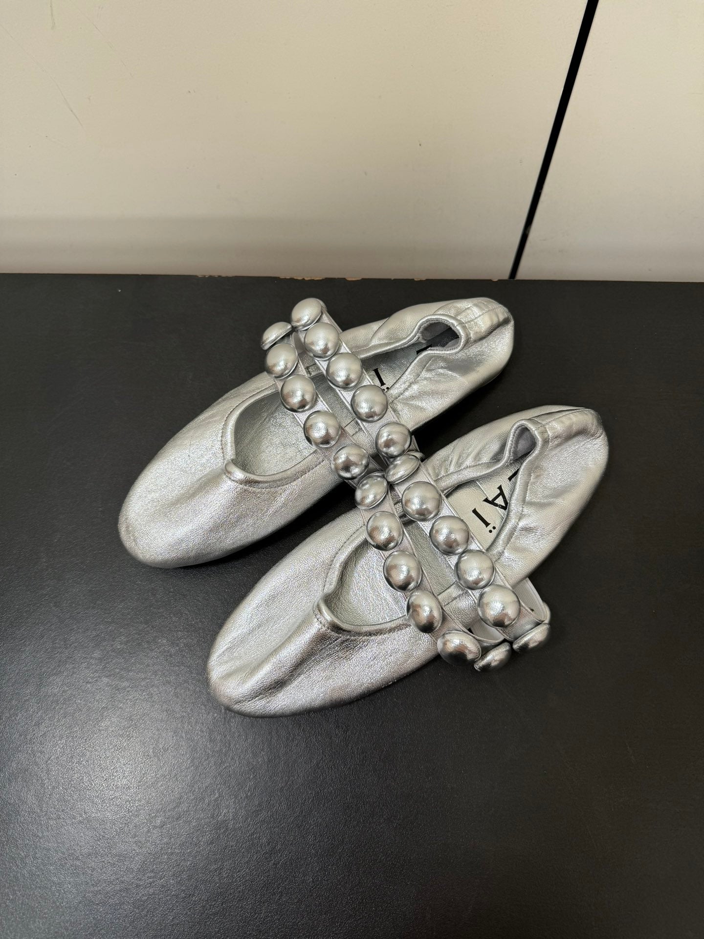 ALAIA SPHERE BALLET FLATS IN SILVER LAMBSKIN - 35