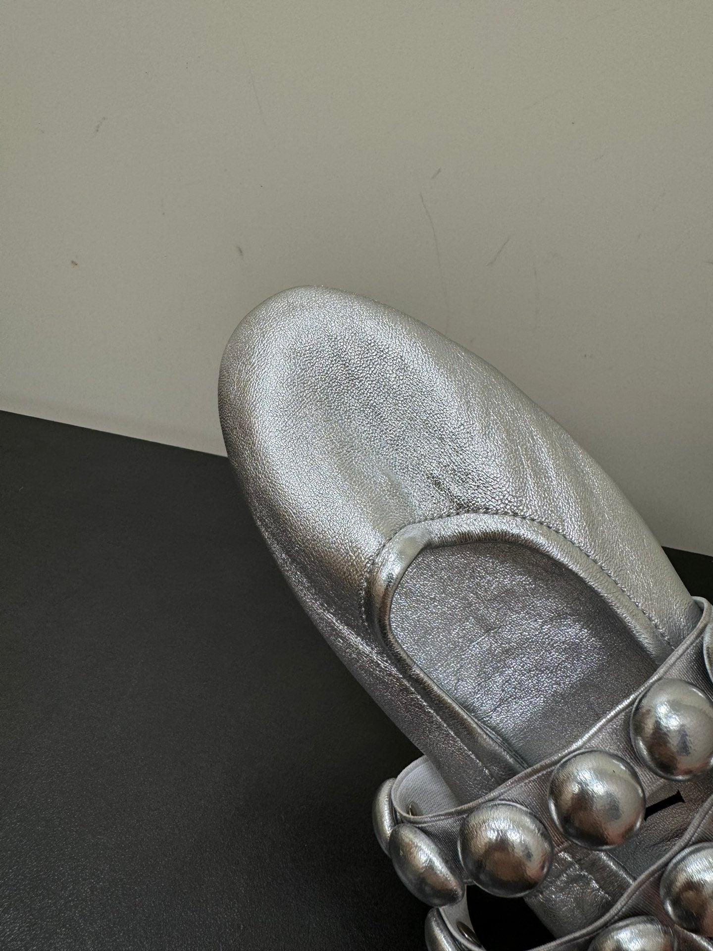 ALAIA SPHERE BALLET FLATS IN SILVER LAMBSKIN - 35