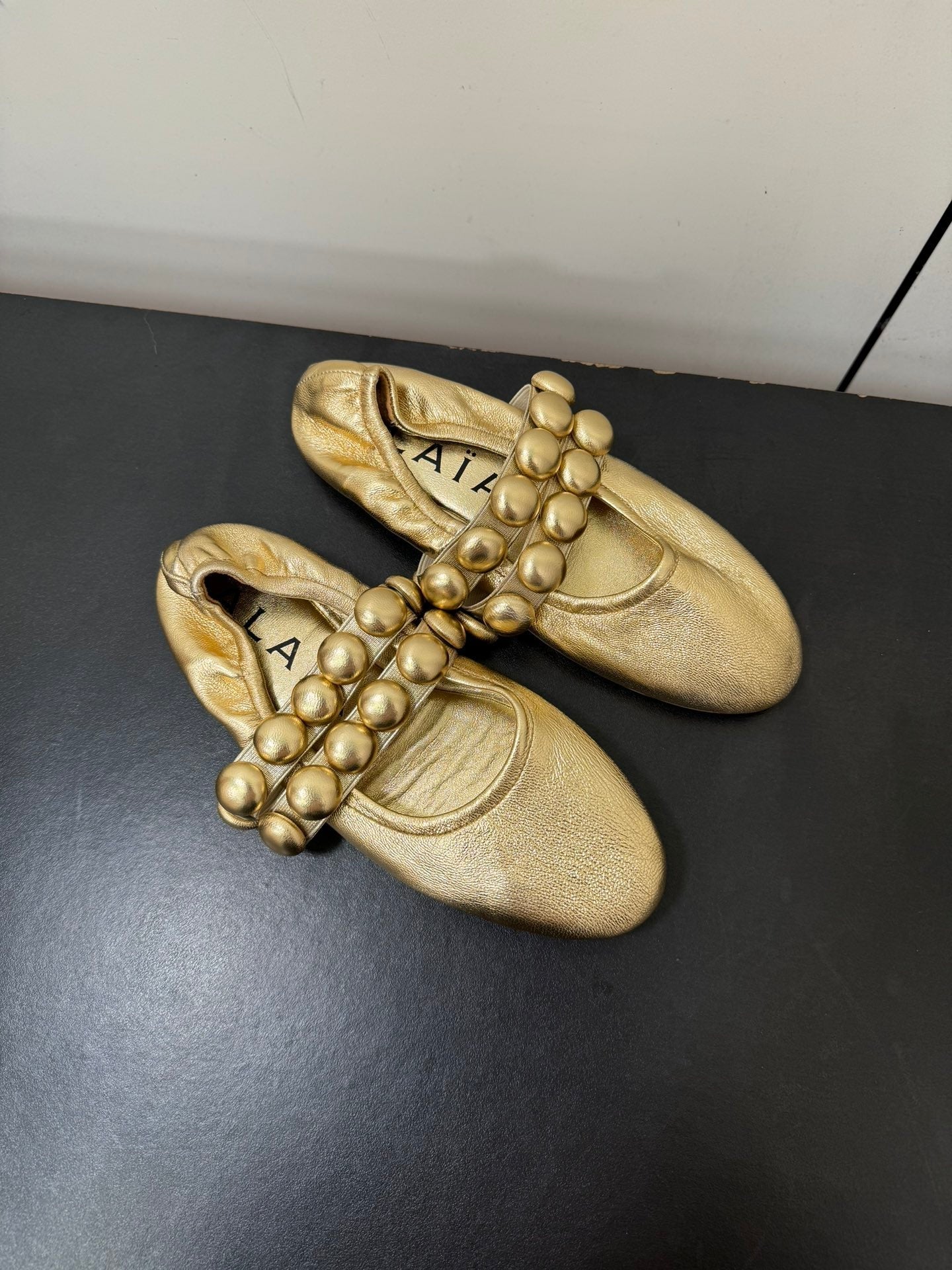 ALAIA SPHERE BALLET FLATS IN GOLDEN LAMBSKIN - 35