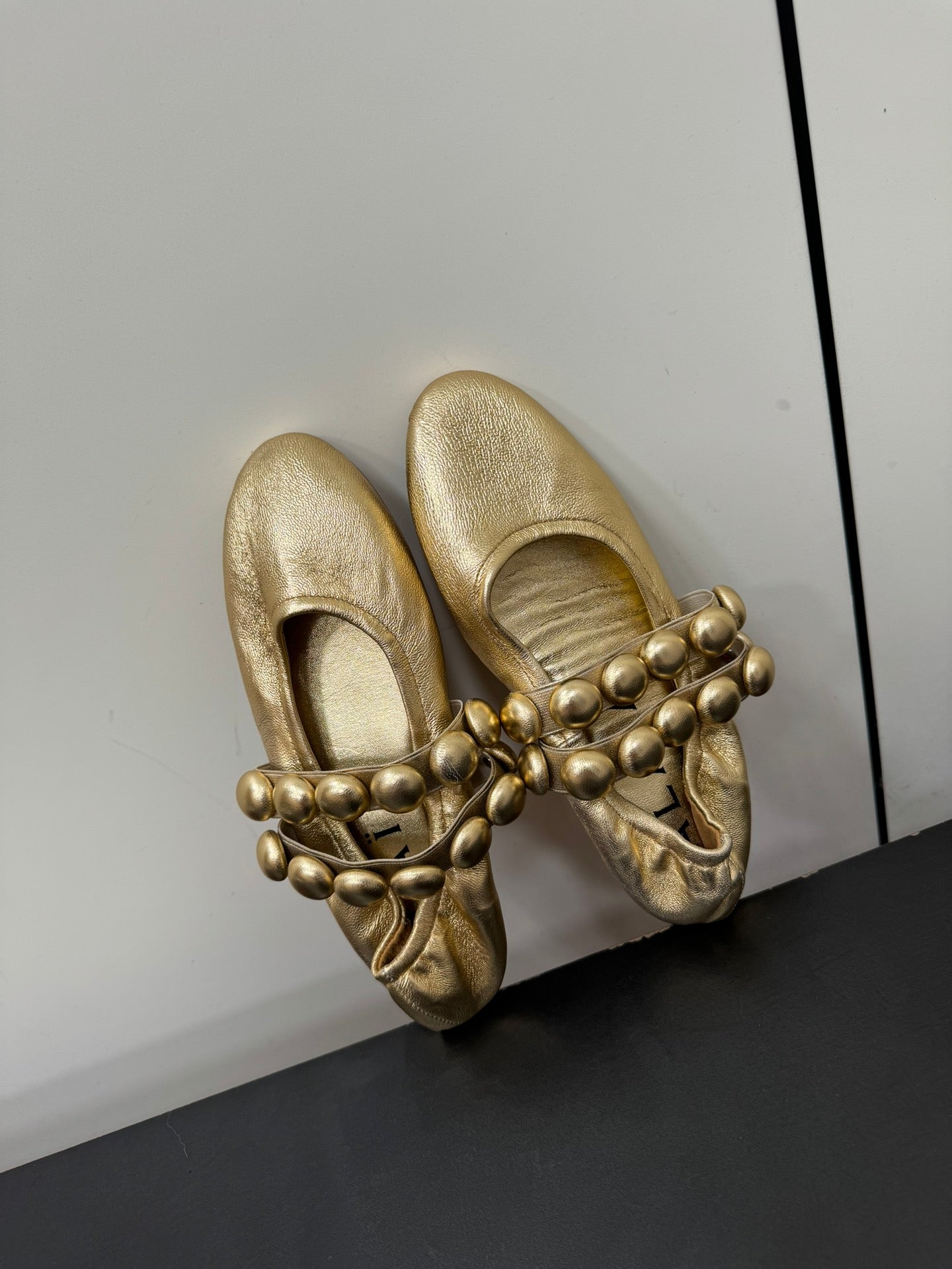 ALAIA SPHERE BALLET FLATS IN GOLDEN LAMBSKIN - 35