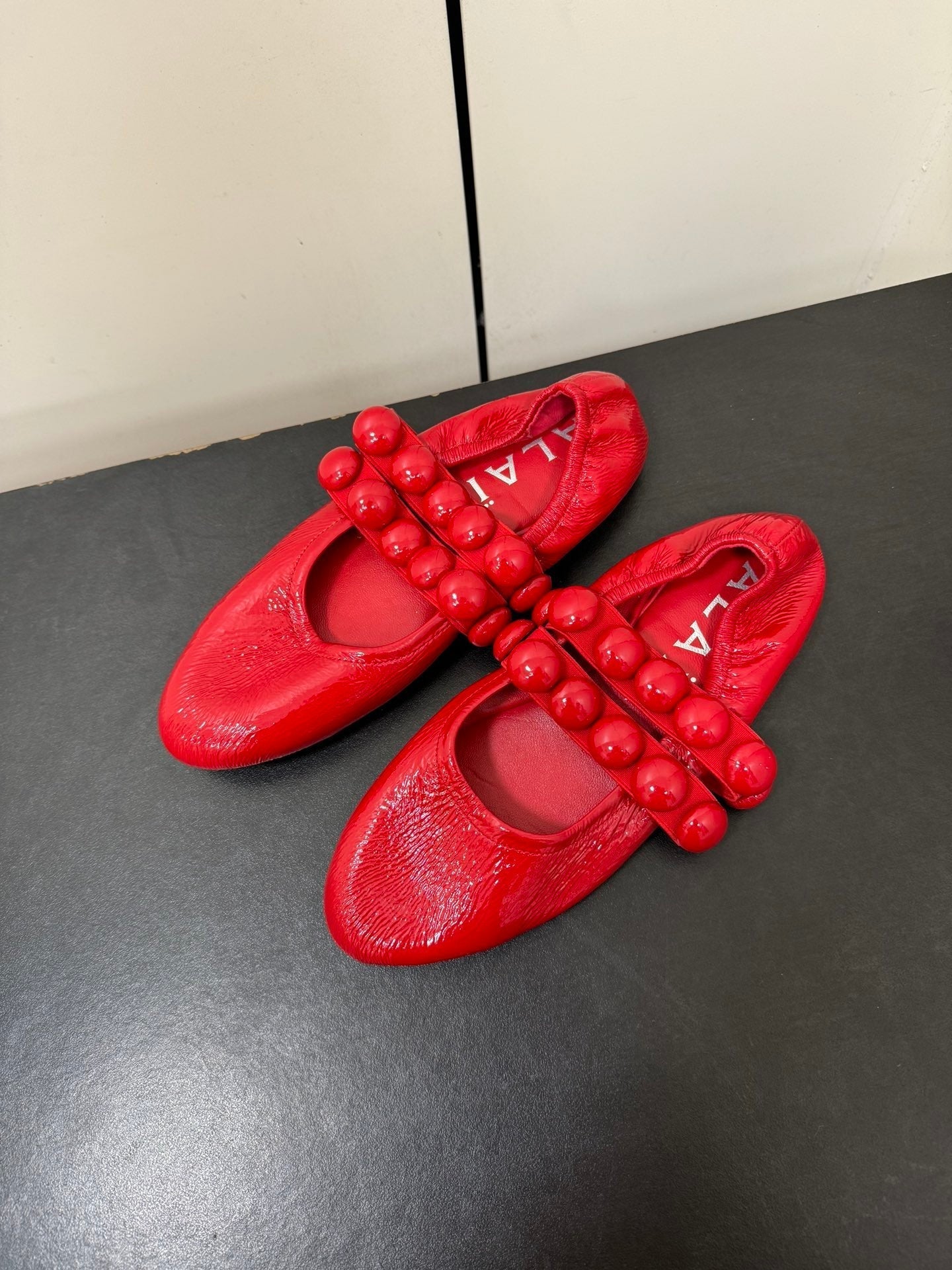 ALAIA SPHERE BALLET FLATS IN CHERRY RED LAMBSKIN - 35