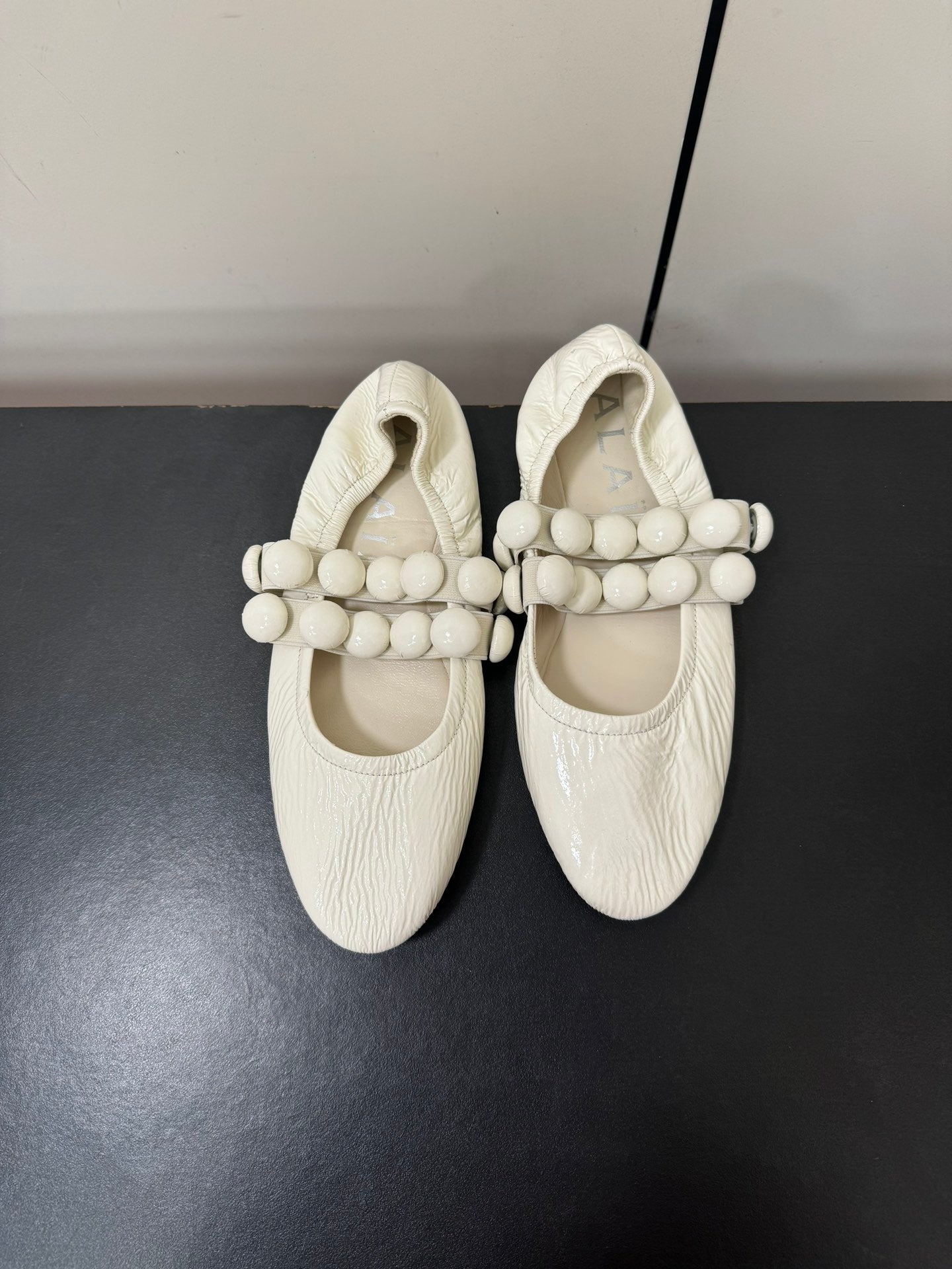 ALAIA SPHERE BALLET FLATS IN WHITE LAMBSKIN - 35