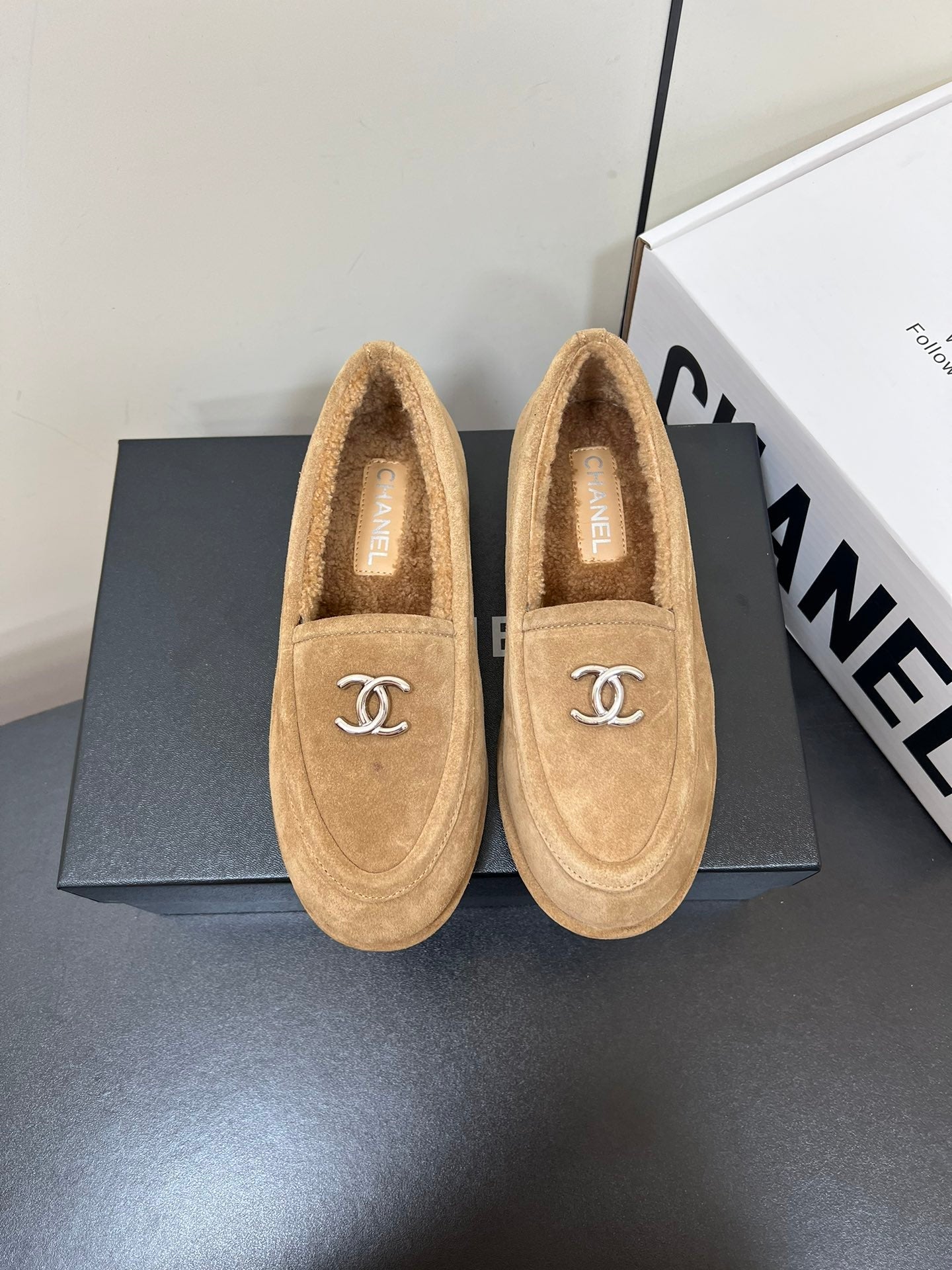 LOAFER IN SEPIA TAN SUEDE AND SOLF FLEECE LINING - 35