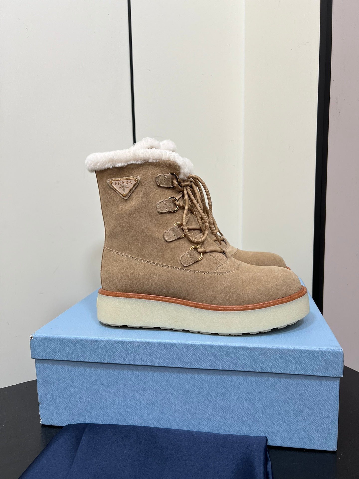 LACE-UP ANKLE BOOTS IN TAN BEIGE SUEDE AND SHEARLING LINING - 35