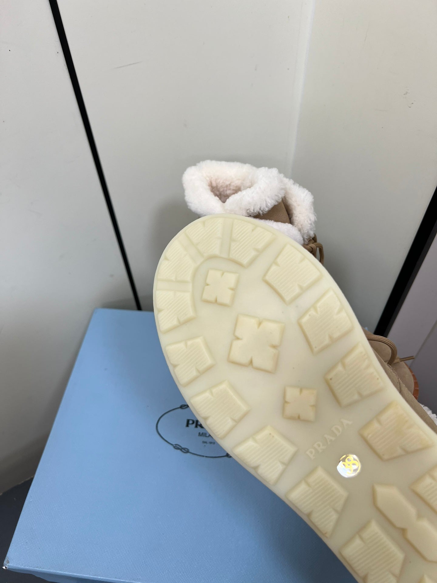 LACE-UP ANKLE BOOTS IN TAN BEIGE SUEDE AND SHEARLING LINING - 35