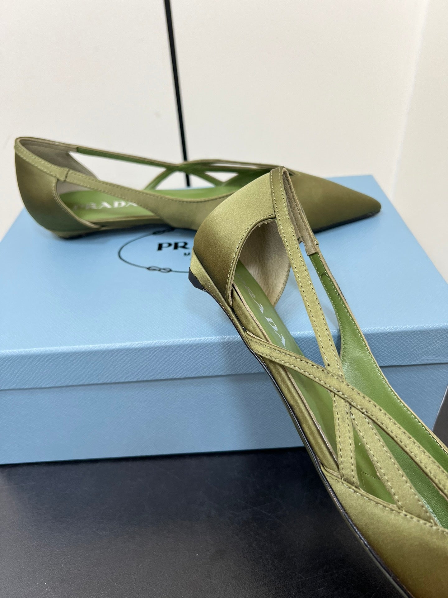 CUT-OUT BALLERINAS IN OLIVE GREEN SATIN - 35