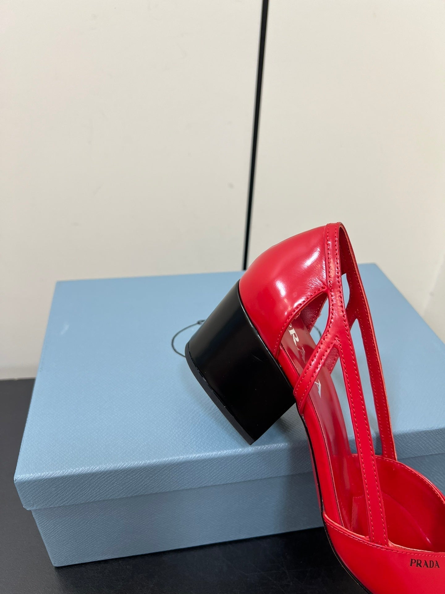 BRUSHED CUT-OUT PUMPS IN RED CALFSKIN - 35