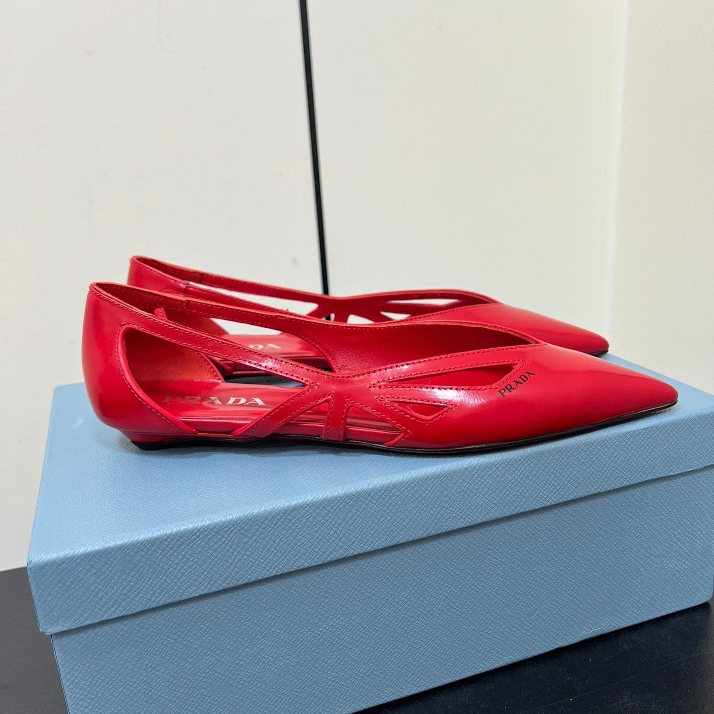BRUSHED CUT-OUT BALLERINA FLAT IN RED CALFSKIN - 35