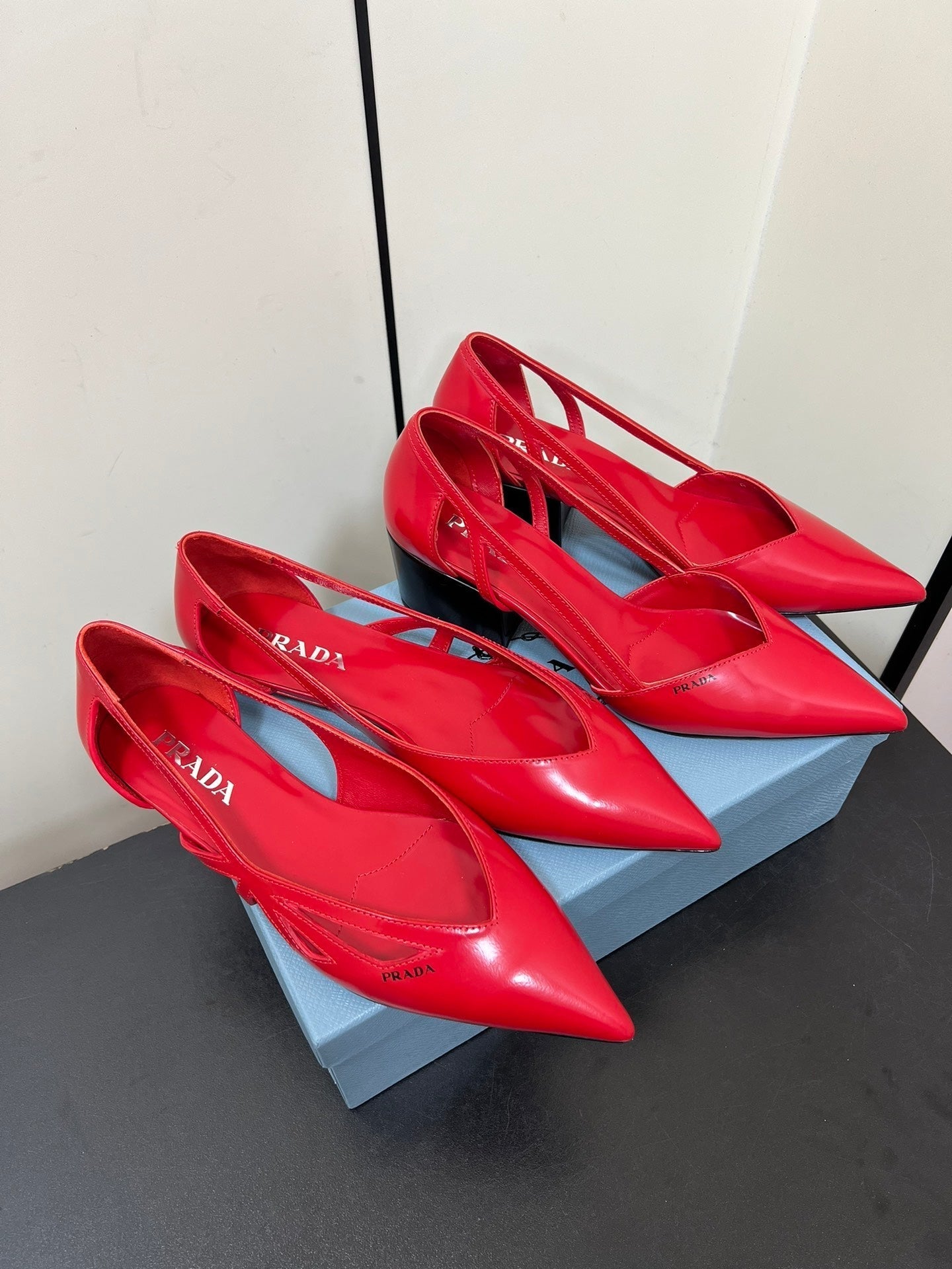 BRUSHED CUT-OUT BALLERINA FLAT IN RED CALFSKIN - 35