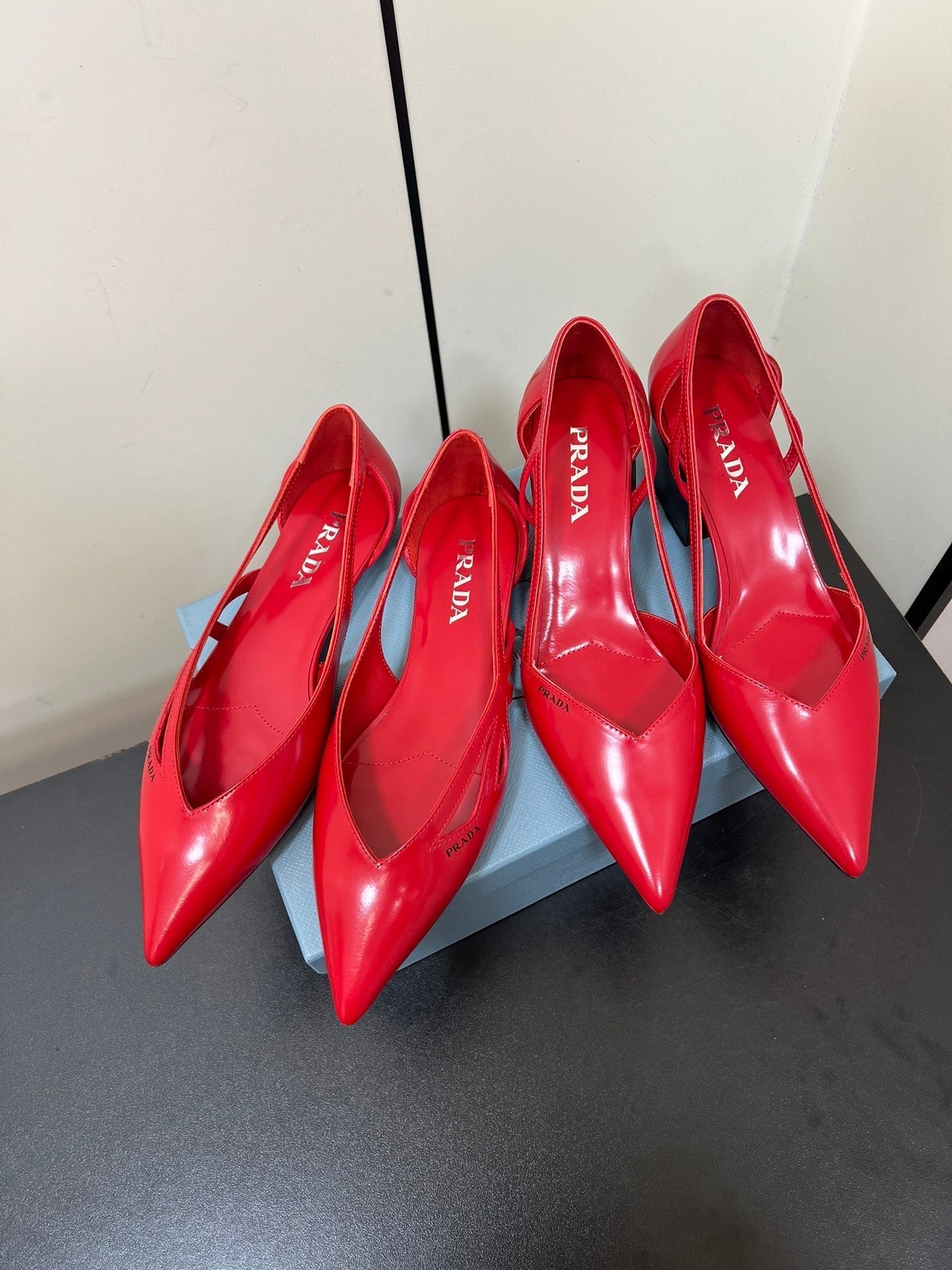 BRUSHED CUT-OUT PUMPS IN RED CALFSKIN - 35