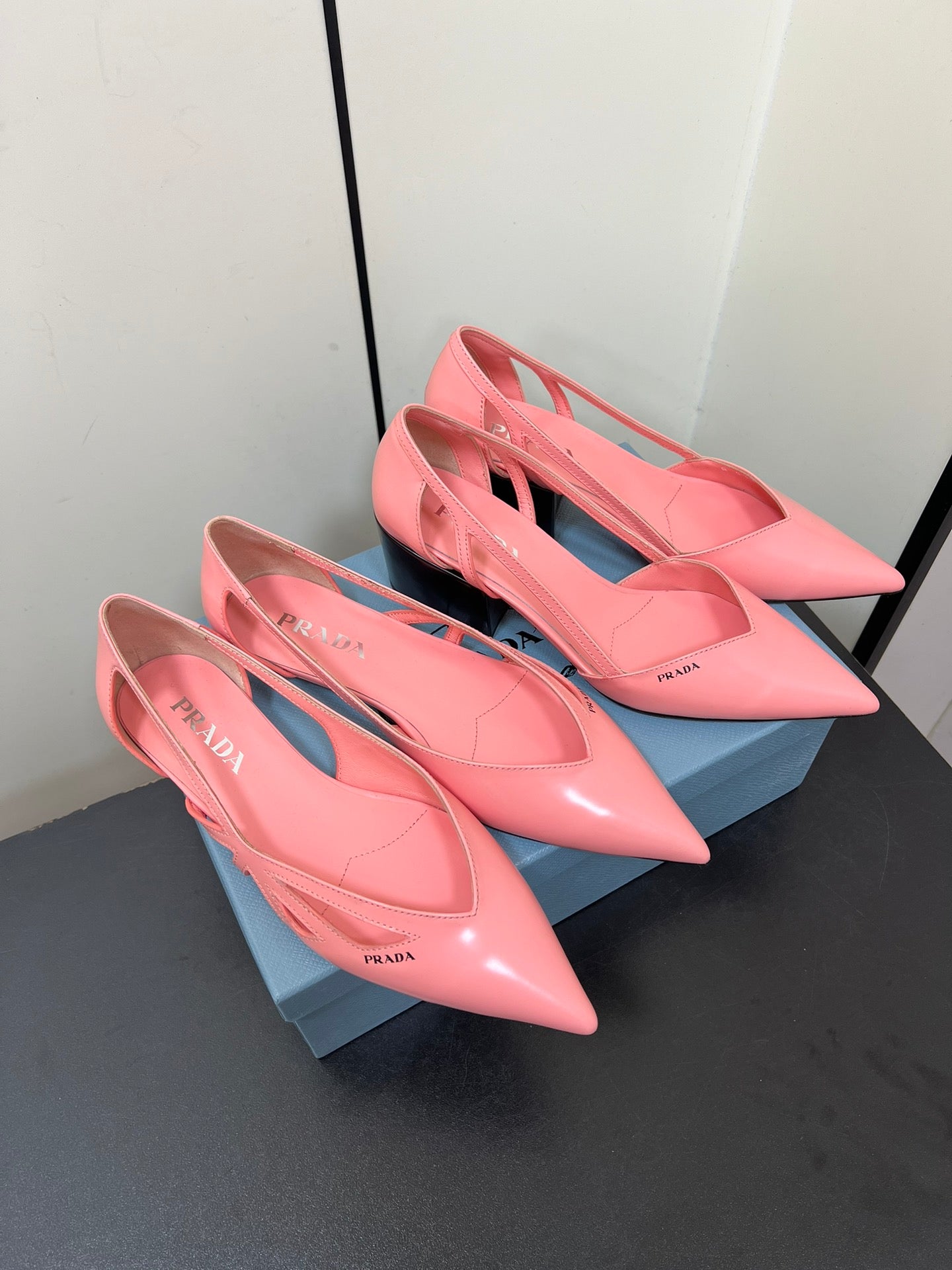 BRUSHED CUT-OUT PUMPS IN SALMON PINK CALFSKIN - 35